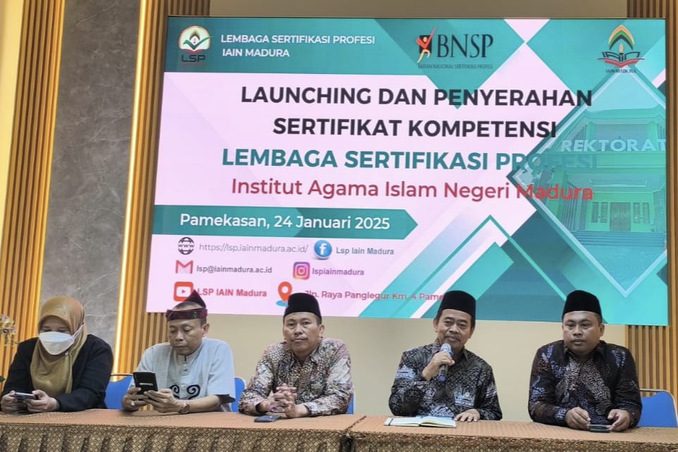 Penyerahan Sertifikat Kompetensi Pada 69 Mahasiswa Oleh LSP IAIN Madura