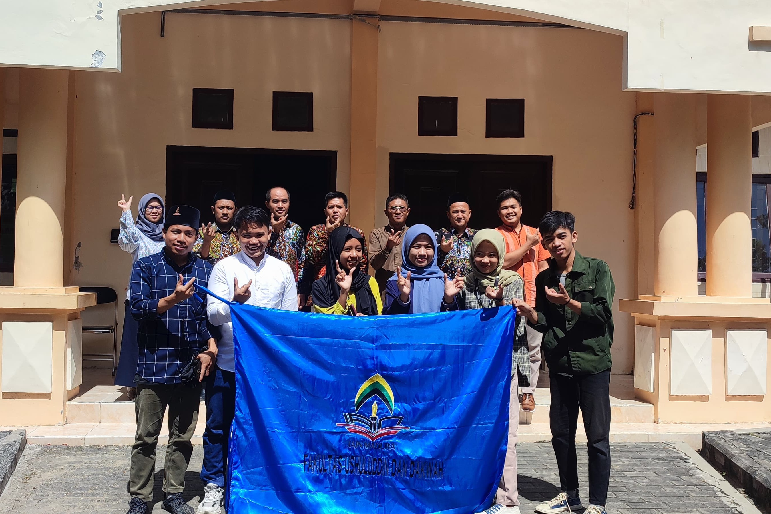 Dekan Faud Lepas Tim Penelitian dan PkM Internasional Kuala Lumpur Malaysia 2024