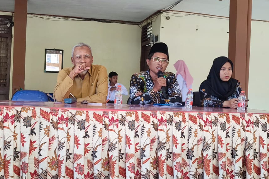 Peserta KKN Resmi Dilepas Oleh Wakil Dekan Faud di Kantor Kecamatan Pademawu