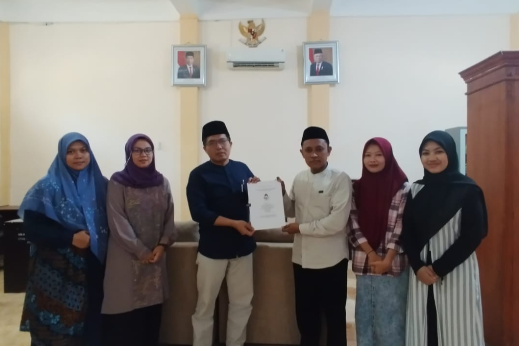 Tim Penelitian Internasional Prodi KPI Serahkan Dokumen Laporan Hasil Penelitian Pada Dekan Fakultas Ushuluddin dan Dakwah