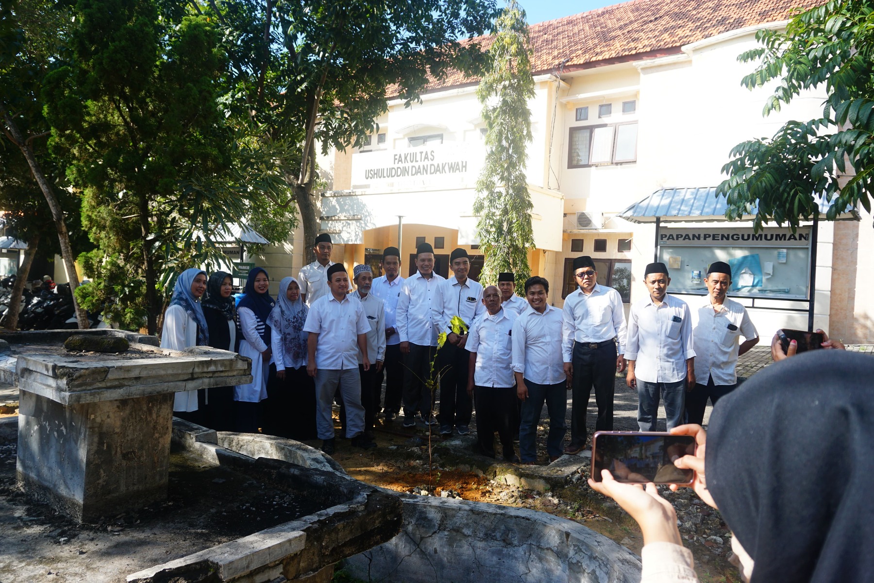 Dekan dan Jajaran Sivitas Akademika Tanam Pohon Matoa di Halaman Fakultas Ushuluddin dan Dakwah IAIN Madura