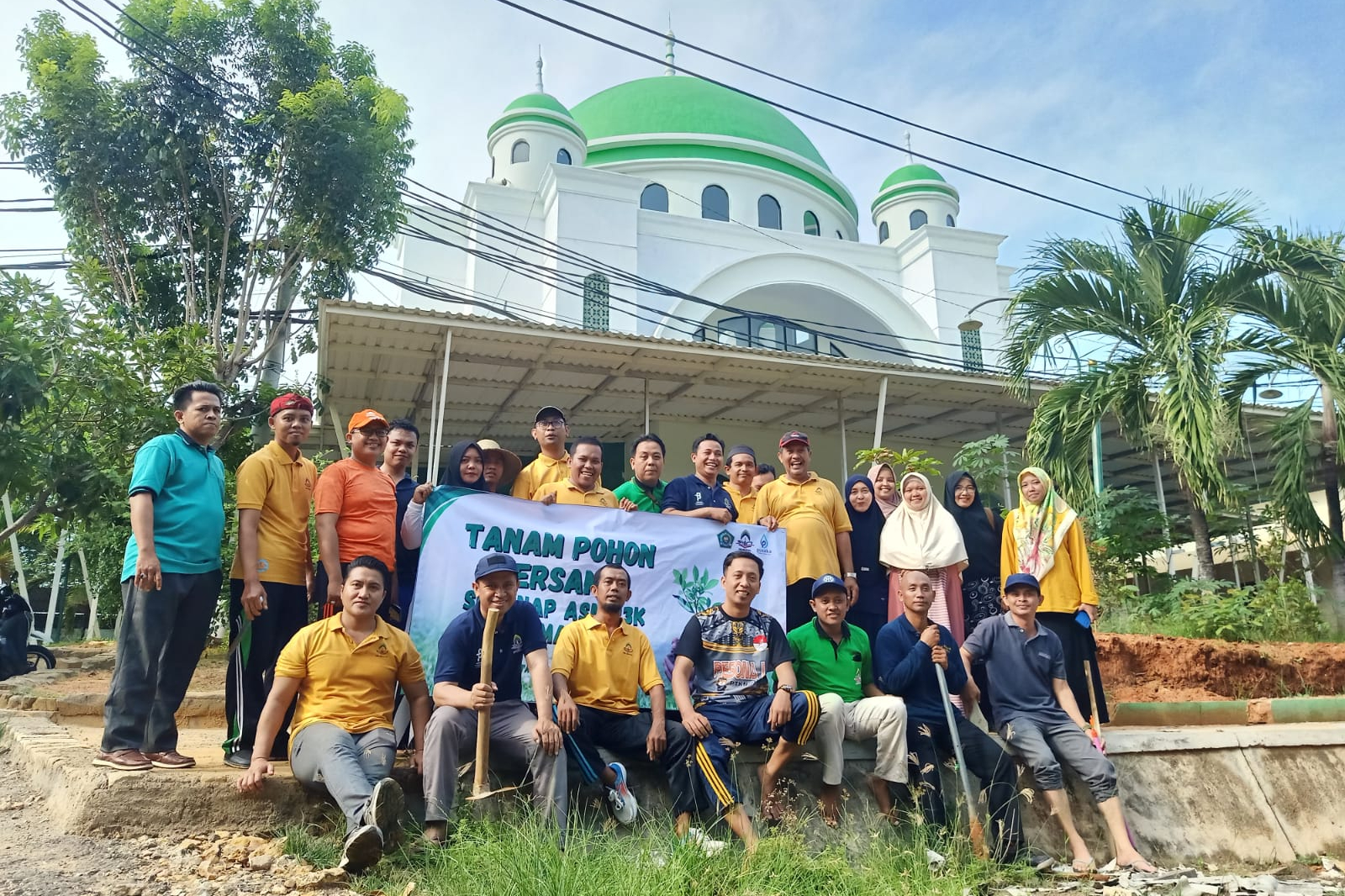 Antisipasi Iklim, Kabiro Bersama ASN PPPK Tanam Puluhan Pohon di IAIN Madura